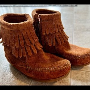 Minnetonka Double Fringe Side Zip Boot size 8